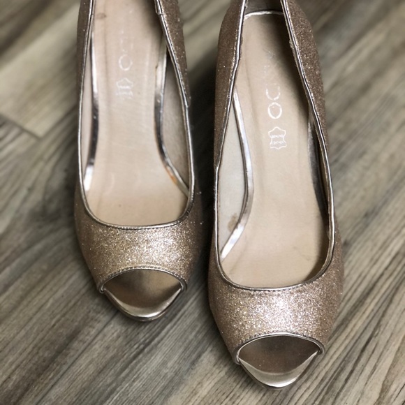 Gold heels - Picture 2 of 3